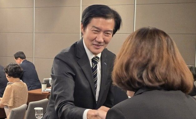 당선자와 축하하는 조국