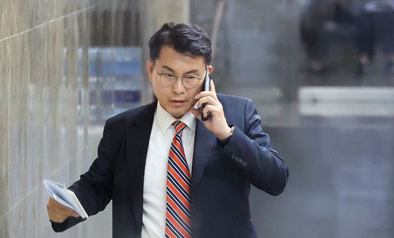 통화하는 윤상현 의원