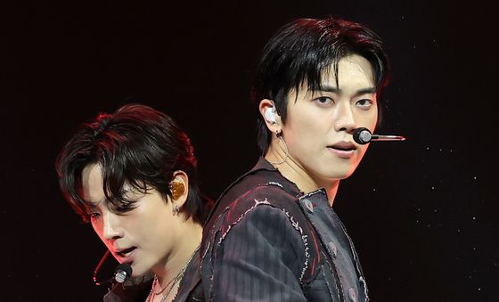 온앤오프 민균, 자체발광