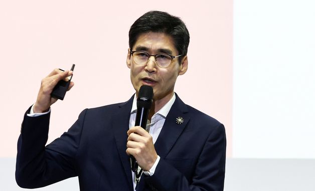 앤트로픽 서울 오피스 개소 기자간담회 발언하는 최기영 대표