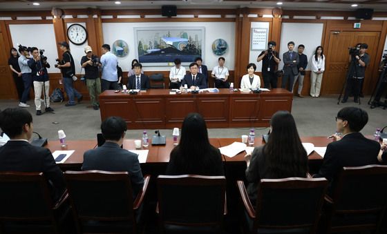 중앙선관위, 대학생들 면담 '투표지 부족 사태 대응현황 설명'
