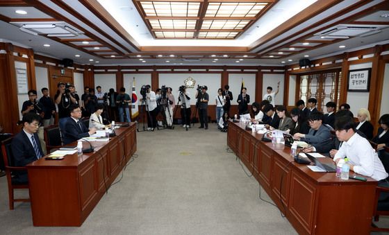 투표용지 부족 사태, 마주 앚은 중앙선관위와 전국 대학 총학