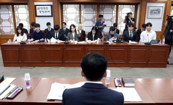 중앙선관위, 항의 방문한 대학생들과 공개 면담