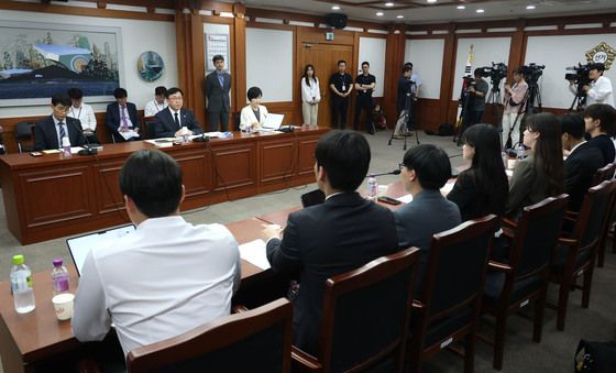 중앙선관위, 대학생들 면담 '투표지 부족 사태 대응현황 설명'