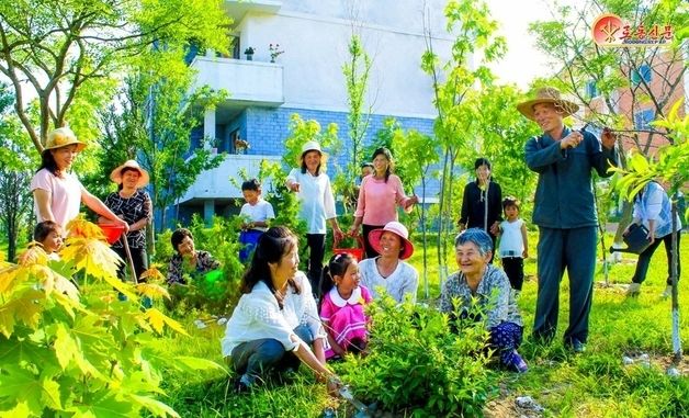 北 "새 농촌문명"…초장리 농장원들 조명