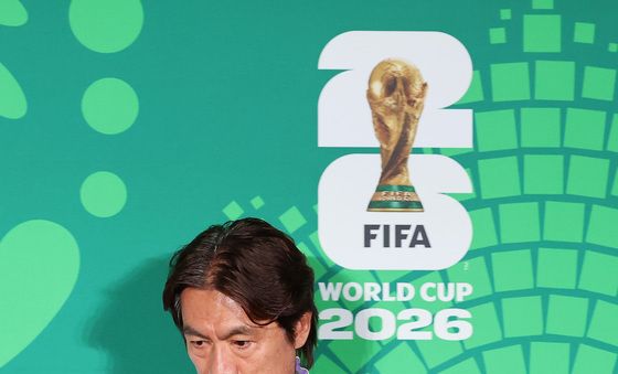 공식 기자회견 참석하는 홍명보 감독