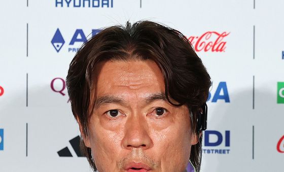 취재진 질문에 답하는 홍명보 감독