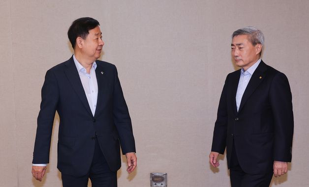 신현송 한은 총재 바라보는 구윤철 부총리