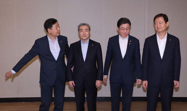 이찬진 금감원장 자리 안내하는 구윤철 부총리