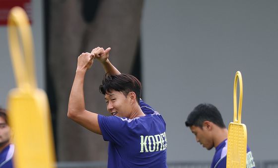 손흥민 '쌍따봉'