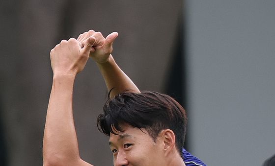 엄지척 하는 손흥민