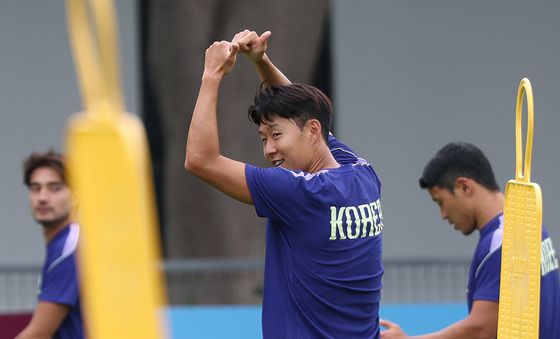 엄지 치켜세운 주장 손흥민