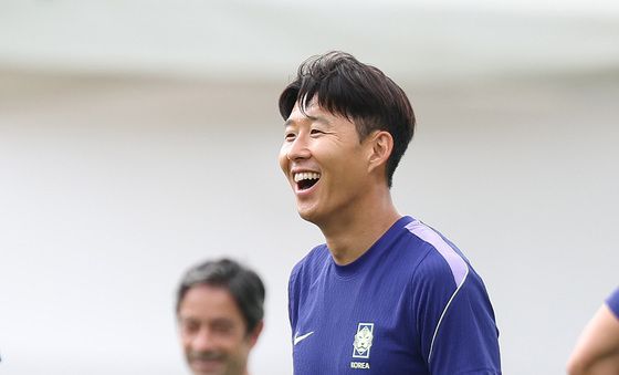 미소 짓는 손흥민