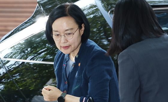 청문회 사무실 출근하는 한성숙 총리 후보자