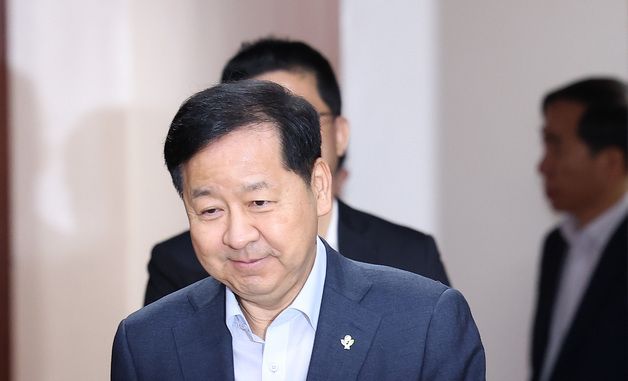 인사하는 구윤철 부총리