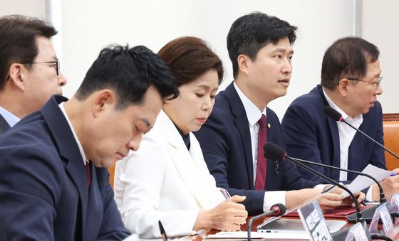 발언하는 우재준, 메모하는 장동혁