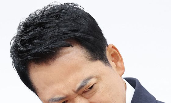 굳은 표정의 장동혁 대표