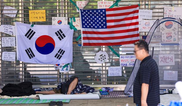 밤새 시위하는 시민들