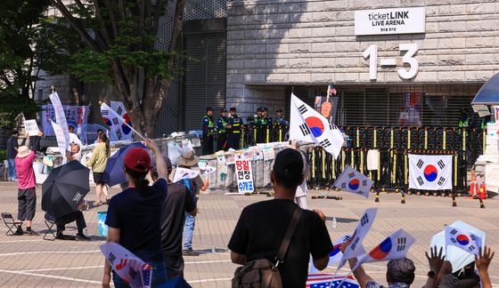 2주째 이어진 봉쇄 시위