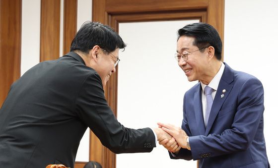 김준형 원내대표와 인사하는 조정식 의장