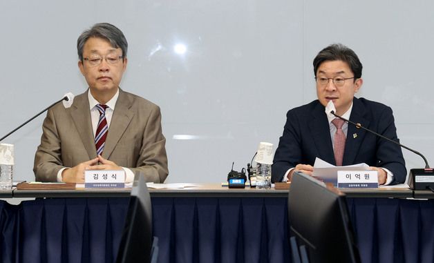 발언하는 이억원 금융위원장