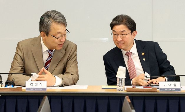 대화하는 이억원 금융위원장과 김성식 부의장