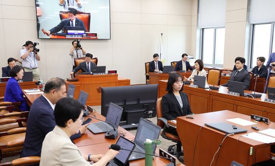 안건 통과시키는 김정호 기후위기특위 위원장