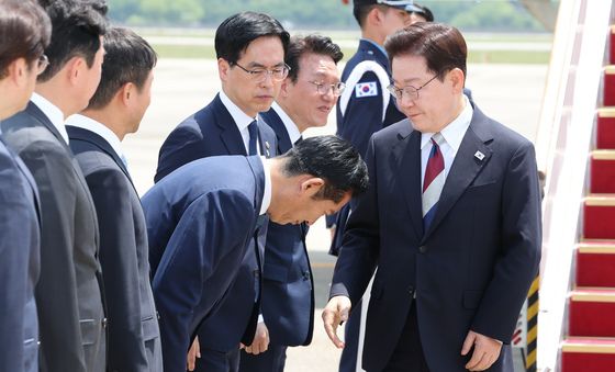 정정래 대표와 인사하는 이재명 대통령