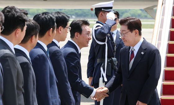 김민석 총리와 인사하는 이재명 대통령