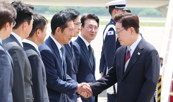 악수하는 이재명 대통령·정청래 대표