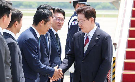 정청래 대표와 인사하는 이재명 대통령