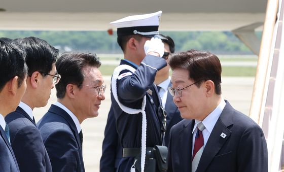 김민석 총리와 인사하는 이재명 대통령