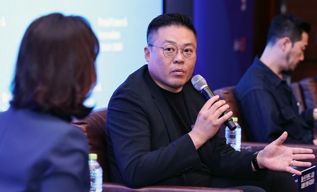 답변하는 이창열 이마트 유통산업연구소장