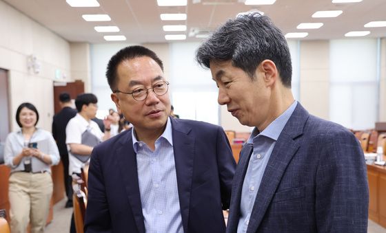 국조특위 대화하는 윤건영·서범수