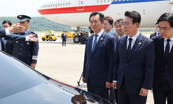 이재명 대통령 탑승 차량 바라보는 김민석 총리·정청래 대표