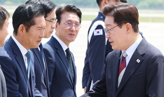 인사하는 이재명 대통령·정청래 대표