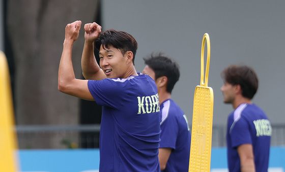 손흥민, 훈련장 찾은 박지성과 이영표 향해 엄지척