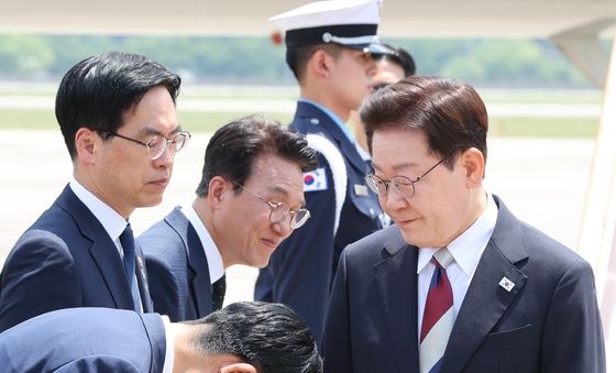 이재명 대통령에게 인사하는 정청래 대표