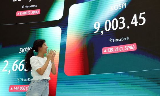 코스피, 9000선 돌파하며 새역사