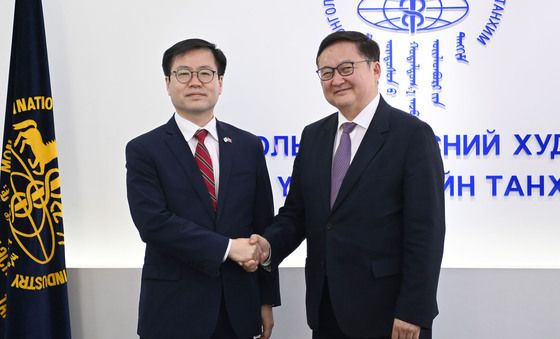 악수하는 여한구 본부장과 몽골상공회의소 회장