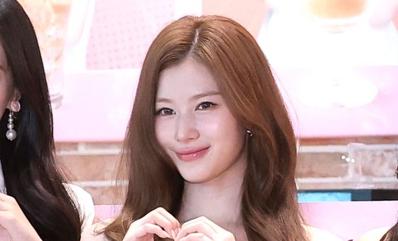 사나, 하트를 부르는 여신 미모