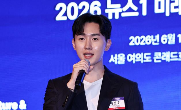 주제강연하는 이윤민 아워포지티비티 대표