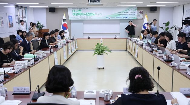 여성폭력 사건 보도 권고기준 포럼 모두발언하는 원민경 장관