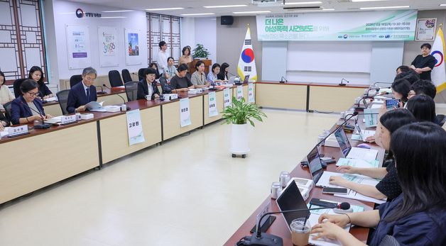 여성폭력 사건 보도 권고기준 포럼 모두발언하는 원민경 장관