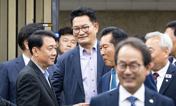 의총 참석하는 정청래 대표와 송영길 의원