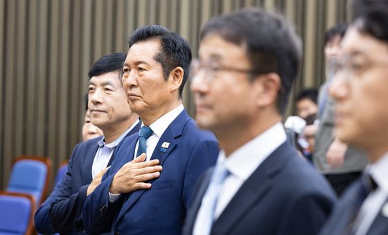 국민의례하는 정청래 민주당 대표