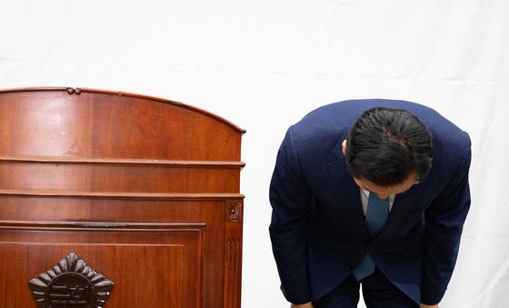 의원들 향해 고개 숙여 인사하는 정청래 대표
