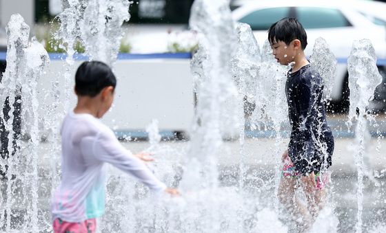 물놀이 즐기는 어린이