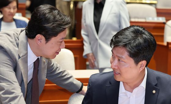 대화하는 우재준·진종오