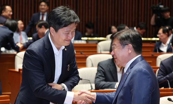 악수하는 정점식·우재준